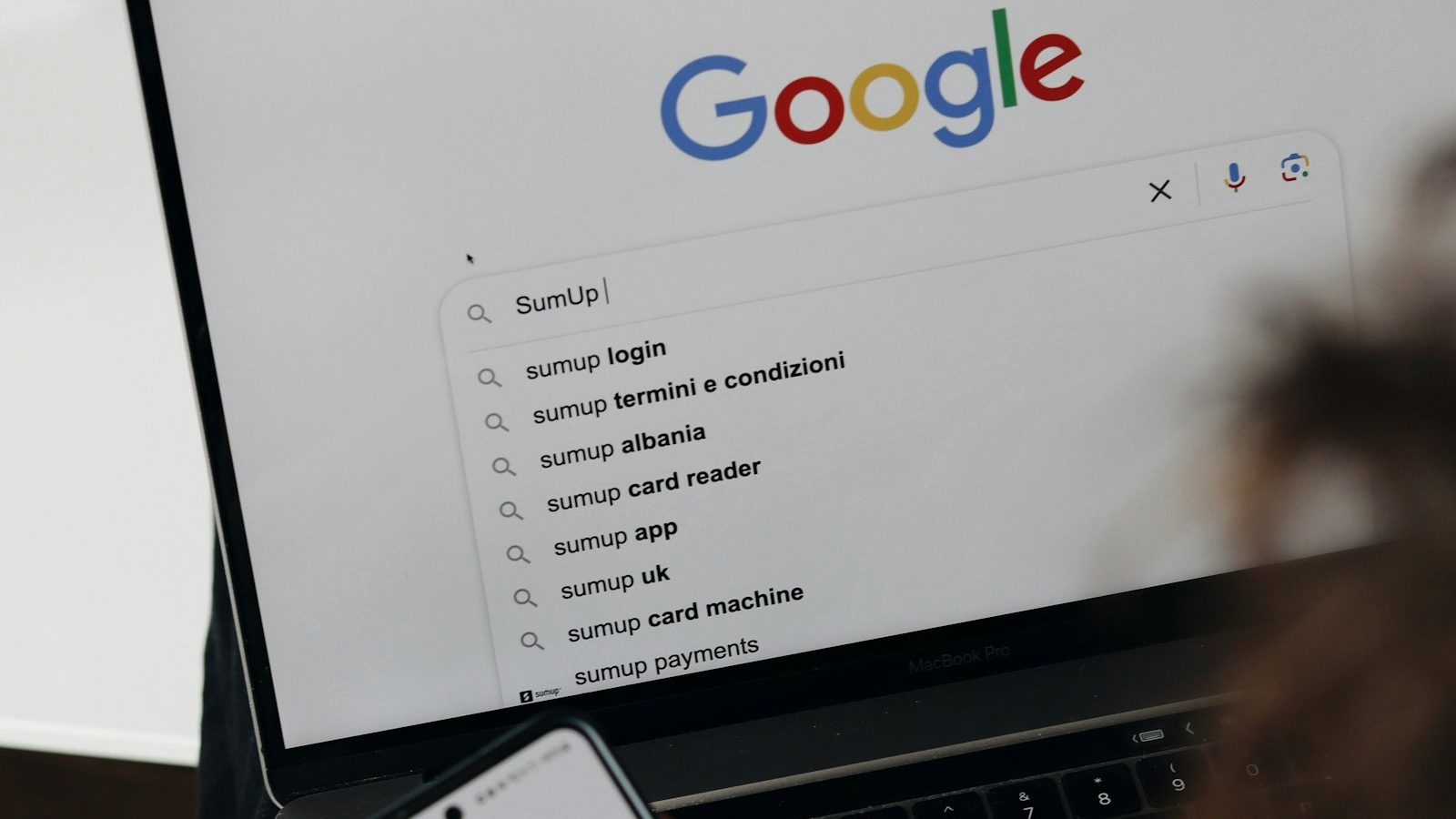 Google Ads -kampanjan rakentaminen aloittelijalle kannettavalla tietokoneella
