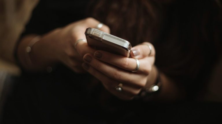 Sähköpostimarkkinoinnin uutiskirje avattuna puhelimella