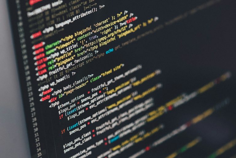AI-botit ja robots.txt: ohjelmakoodia monitorilla