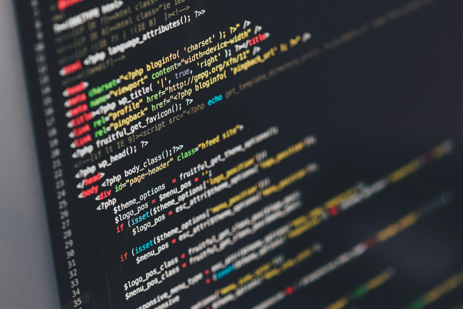 AI-botit ja robots.txt: ohjelmakoodia monitorilla