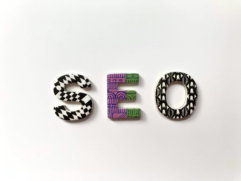 Bing-näkyvyys osana hakukoneoptimointia: SEO-teksti seinällä