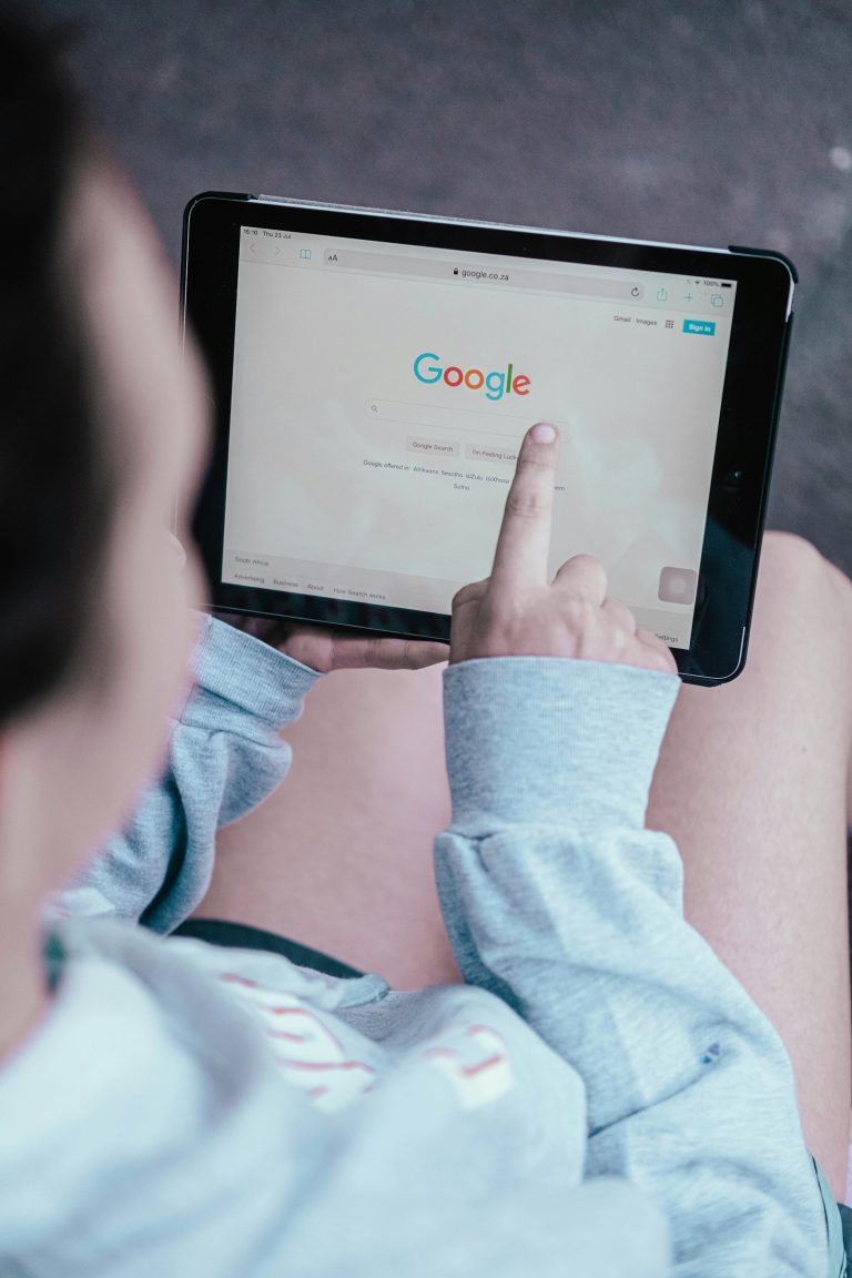 GEO vai SEO: hakua puhelimella