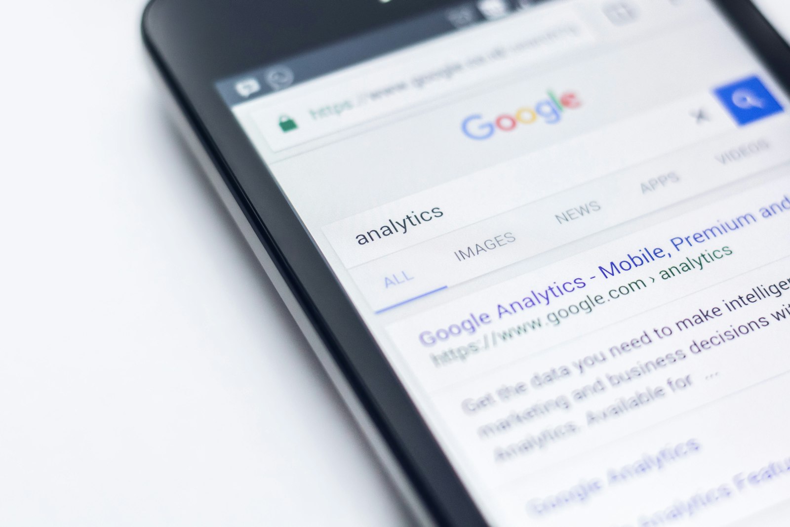 Google AI Overviews mobiilissa: Googlen haku puhelimen ruudulla