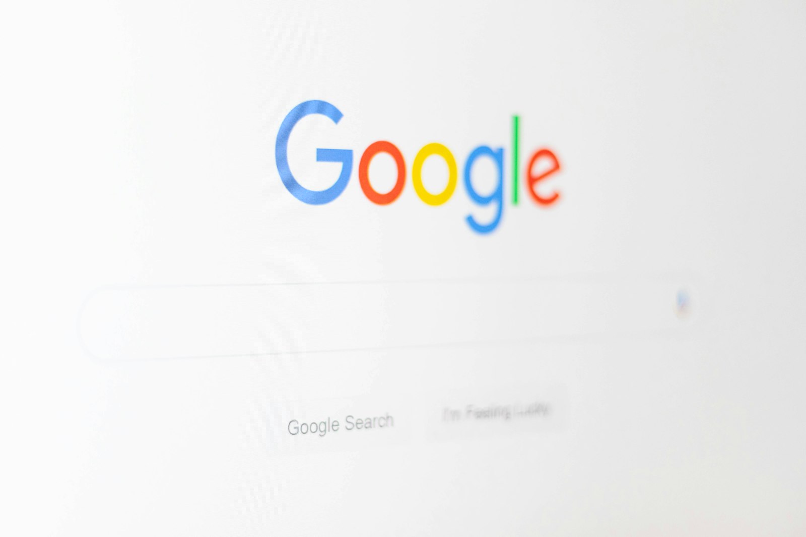 Google AI Overviews hakutulossivulla: Googlen logo näytöllä