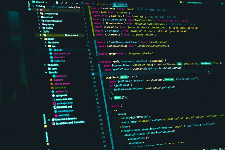 Strukturoitu data merkitään koodiin: koodieditori näytöllä